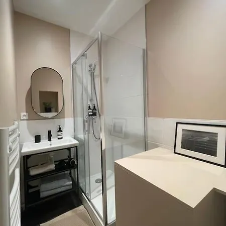 Marais - Quiet One-bedroom Decorated With Taste