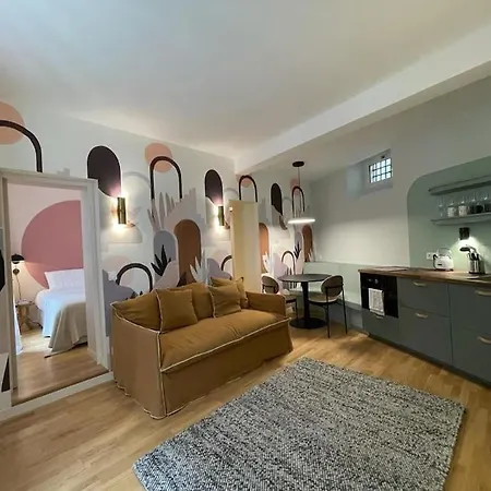 Marais - Quiet One-bedroom Decorated With Taste